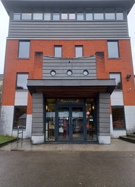 La bibliothèque est située à l'arrière de la maison communale.